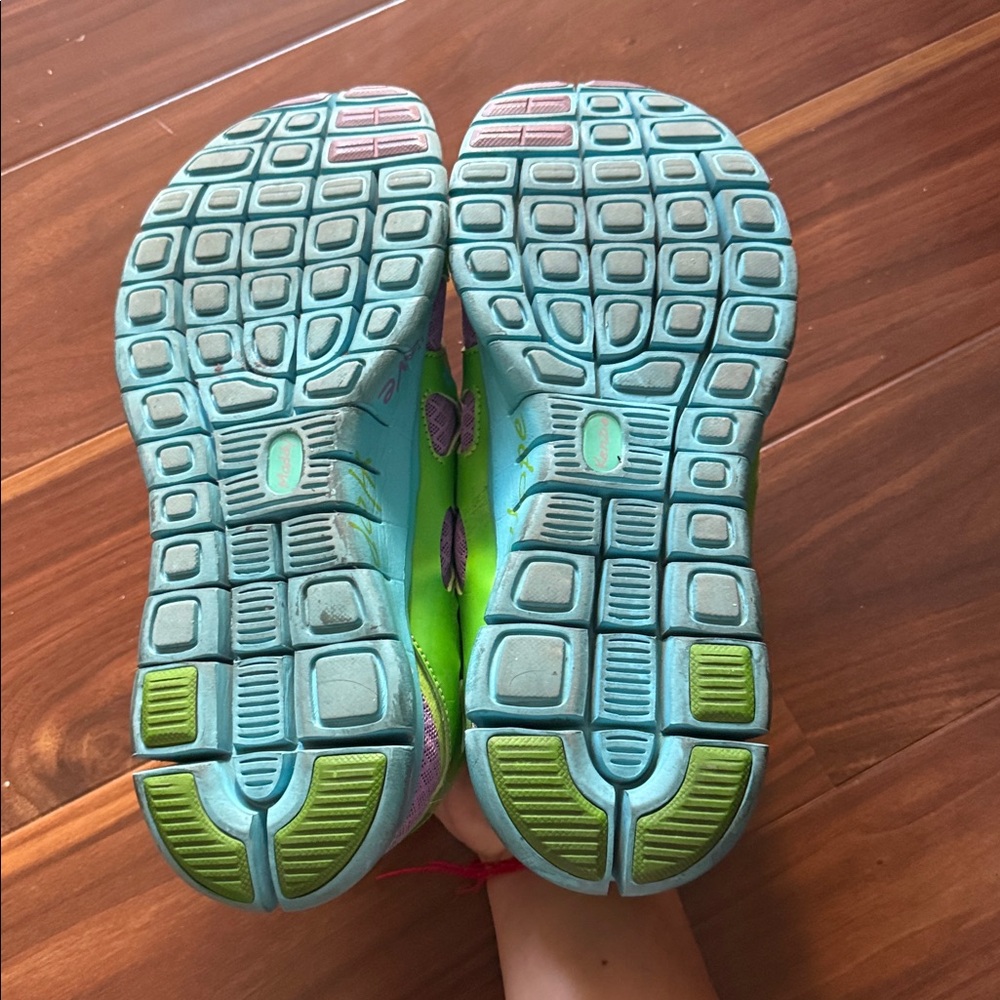 Women’s Nike purple “live love laugh” hearts and flowers in size 9.5 - Picture 7 of 7